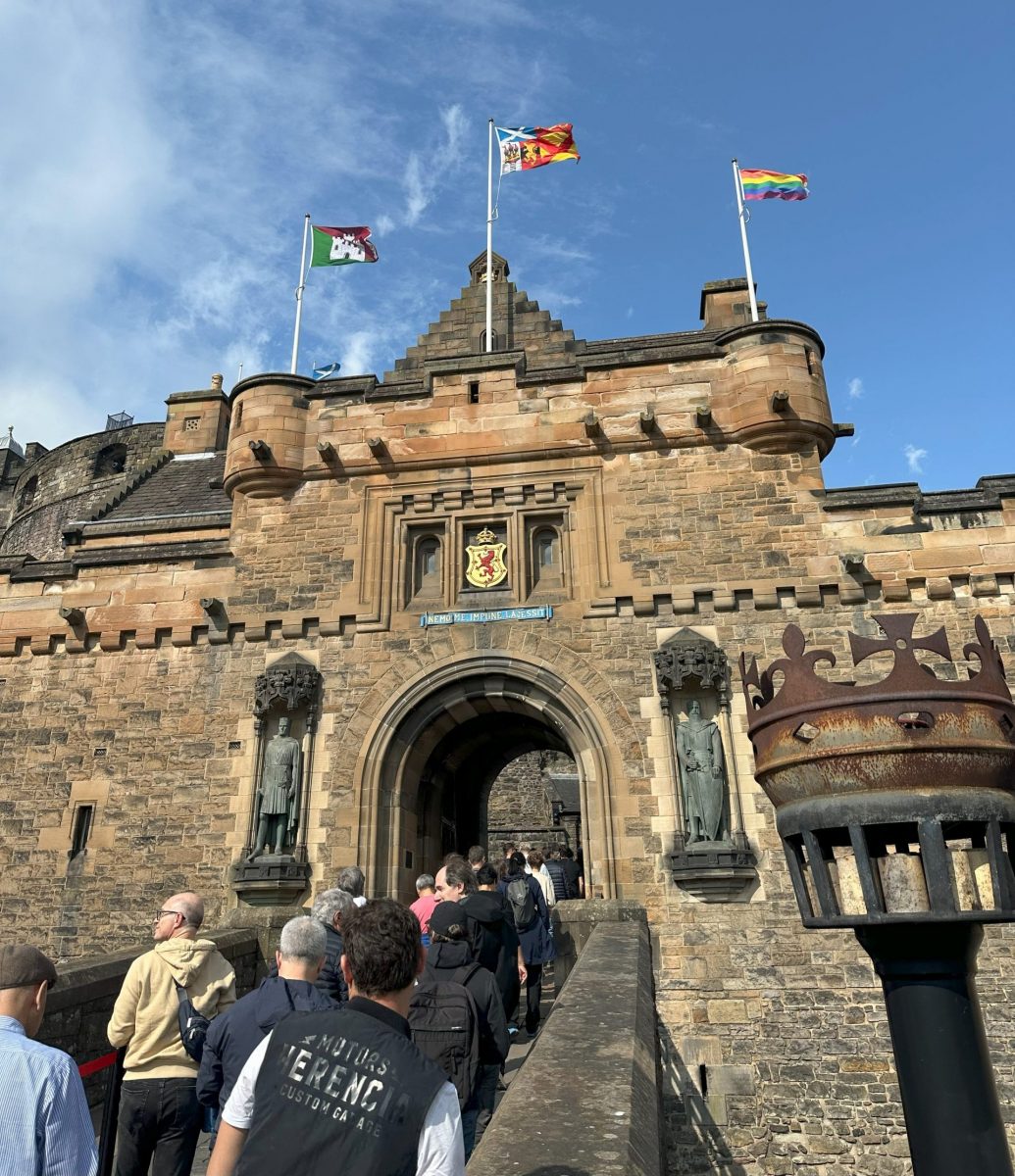 A crowd of people entering the Edinburgh Castle