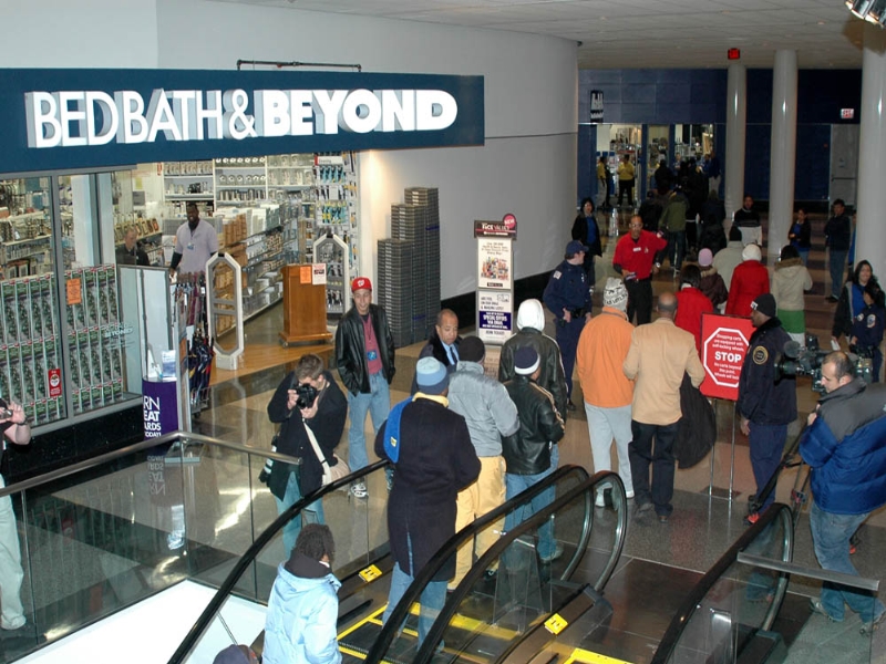 People shopping for Black Friday deals in a mall