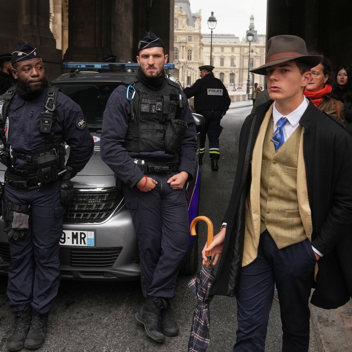 Delvaux outside the Louve building