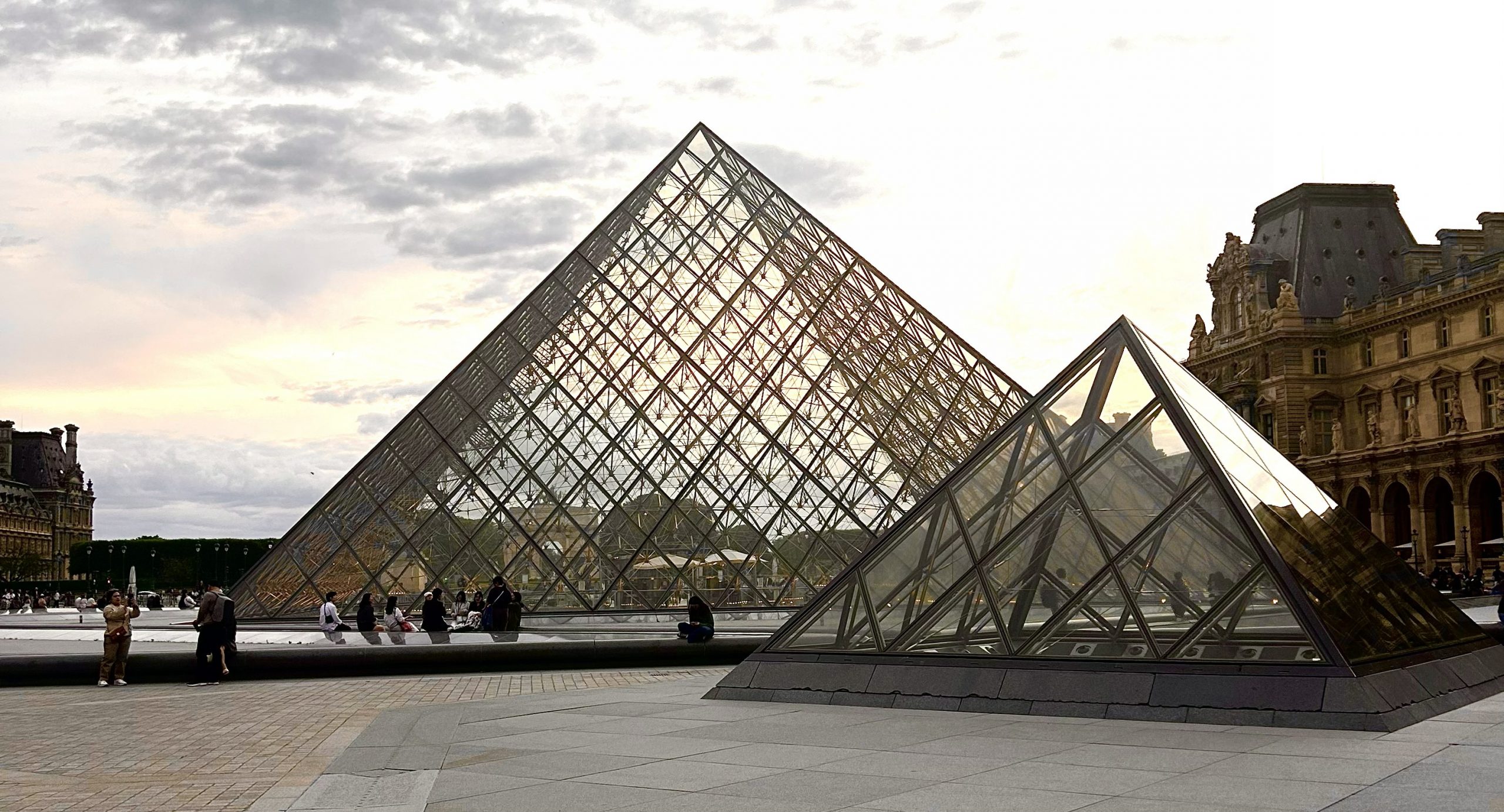 Art Heists Are Back! The Louvre’s Sudden Robbery of Nine Crown Jewels