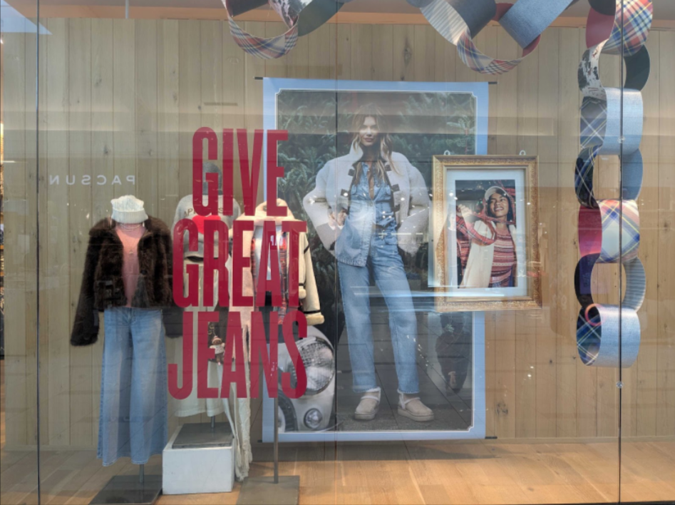 Front window display of American Eagle showcasing their new merchandise and styled fall outfits