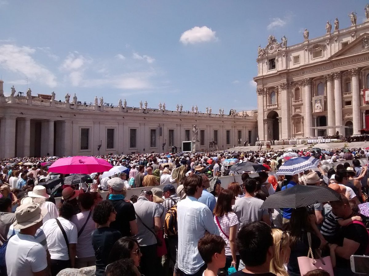 Crowds gathered in the Vatican after the discovery of the Grail.